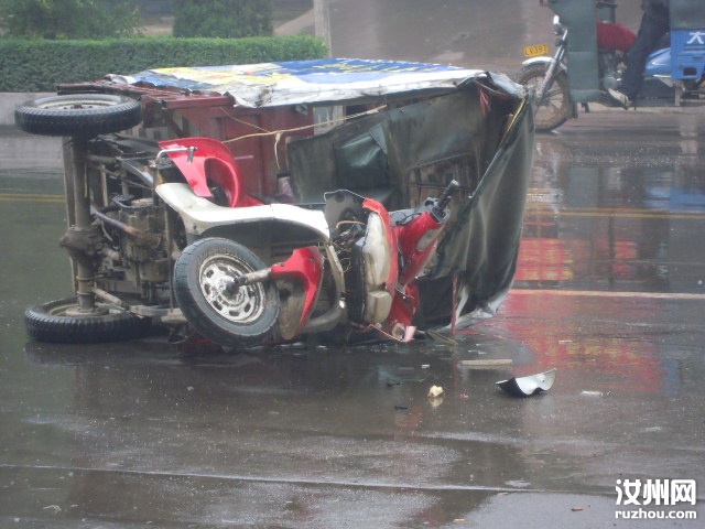 翻车,车内乘客受伤.jpg