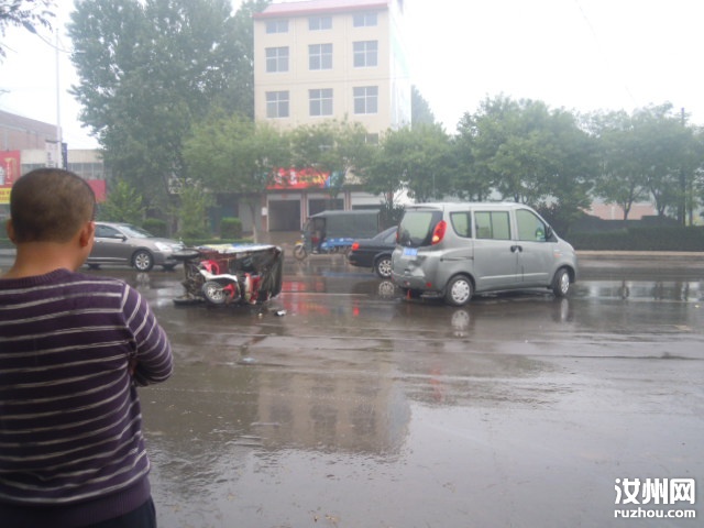 三轮车翻车.jpg