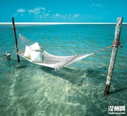 这个夏天，只要在海边有这么张床就足够了。