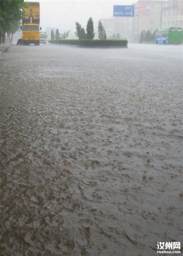 暴雨中的汝州市区