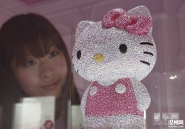 镶嵌近2万颗水晶的Hello Kitty饰品亮相