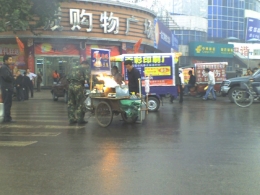 老城购物广场门前臭豆腐着火了