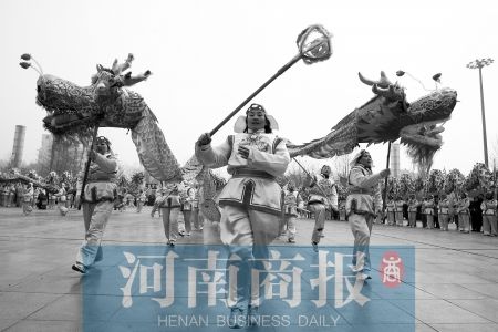 20支舞龙队中女性占六七成 力气活为啥让女的干？
