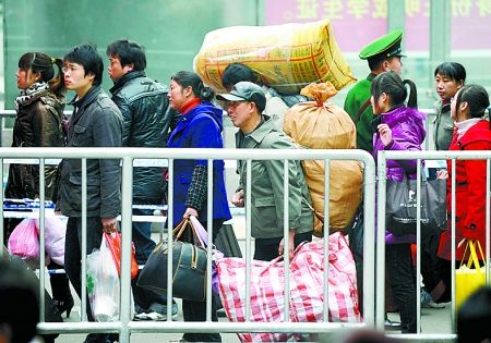 铁路春运再创纪录 单日旅客发送量破700万人次