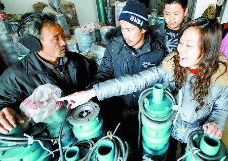 2月20日，几位农民在济源市一家农机销售点选购水泵。眼下正是小麦返青的关键时期，该市启动抗旱机具补贴工作，鼓励农民购置抗旱农机具，抓紧抗旱保丰收。 苗秋闹 赵 雪 摄