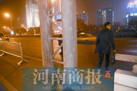 中州大道金水路护栏有缺口 男子横穿马路被撞伤