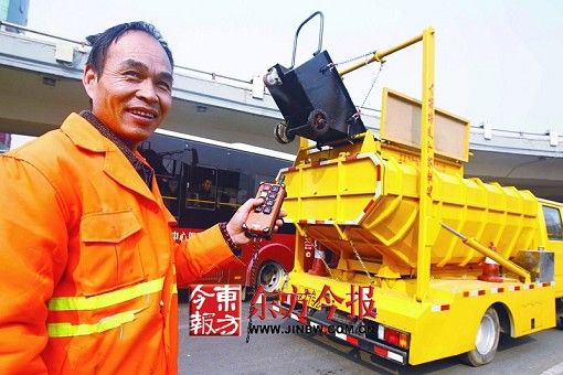 郑州市政配置摆臂式垃圾车 摁摁遥控器就能清淤泥