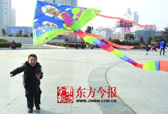 昨日，新密市青屏广场。放风筝的小男孩尽享温暖春天。东方今报记者 邱琦 摄
