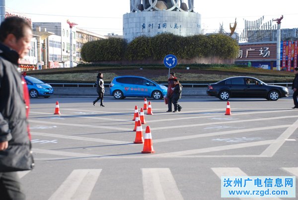 汝州交警严防死守 市标周围治堵