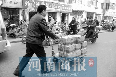 面对"谣盐"我们为何不淡定? 政府应及时消除恐慌