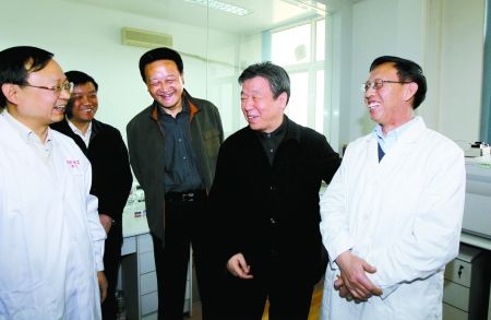 卢展工调研科技工作 赞我省有支优秀的科研队伍