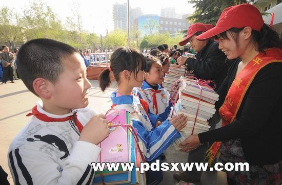 寇寨小学贫困生获赠学习用品