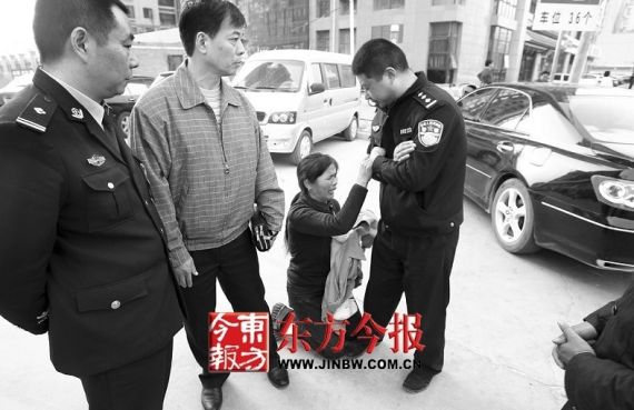 未来名家业主家中被打物业围观 伤者母亲跪求民警处理