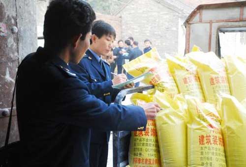 汝州市工商局一举捣毁假冒“豫名”建筑装饰涂料