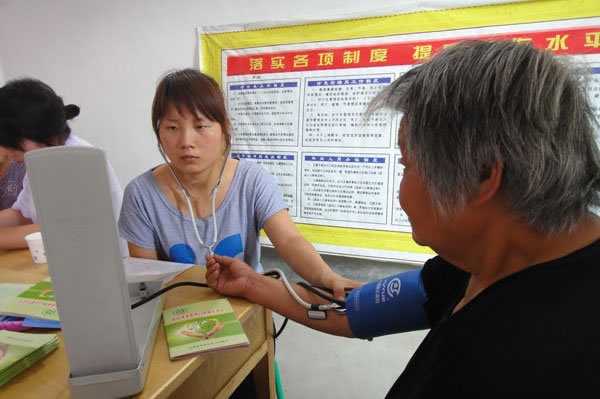 汝州市卫生局组织对60岁以上的老人、3岁以下的儿童进行免费体检
