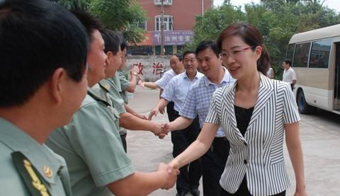 汝州市市长万英慰问驻汝子弟兵