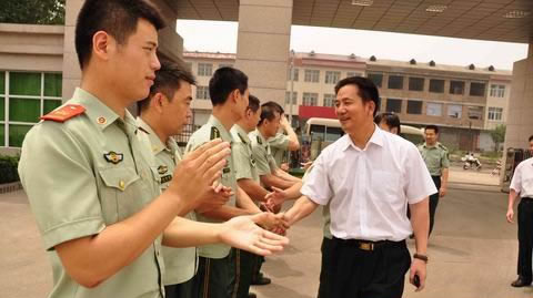 汝州市委书记李全胜走访慰问部队官兵