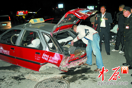 奥迪A8司机醉驾 红富康出租车被撞成两段原地打转