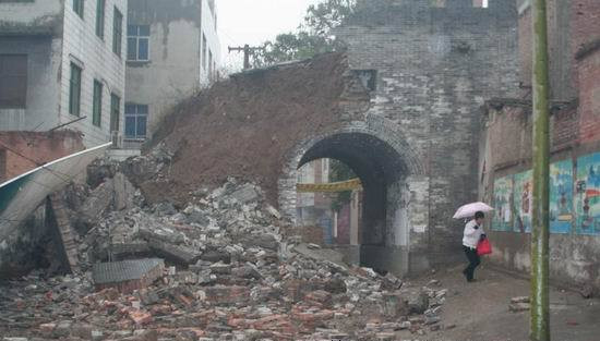 汝州市望嵩北城门被连绵雨水泡塌