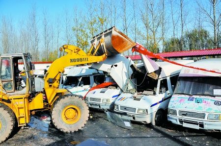 汝州市集中销毁84辆违规校车(图)